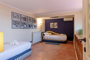 5 室のベッドルーム、デスク、アイロン / アイロン台、旅行用ベビーベッド