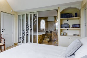 5 bedrooms, desk, iron/ironing board, travel cot