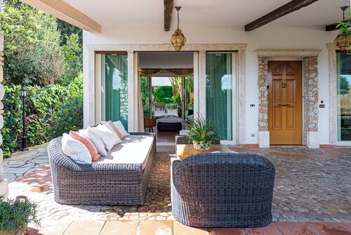 Seaside Villa Rome Pool & Sauna