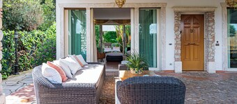 Seaside Villa Rome Pool & Sauna