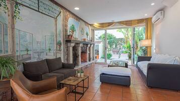 Smart TV, fireplace, DVD player, table tennis