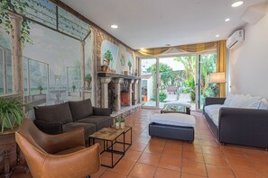 Smart TV, fireplace, DVD player, ping pong - Seaside Villa Rome Pool & Sauna (Fregene)