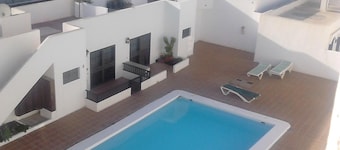 Cosy Apartment with Sea Views. Private internet,full tv ,airconditioning