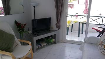 Smart-TV, DVD-Player, Bücher, Musikbibliothek