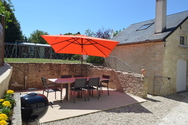 Terrasse, jardin et dépendance (vue prise depuis l'entrée de la maison).