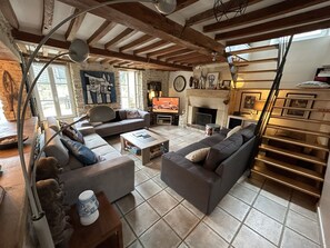 TV, fireplace, DVD player, toys - Charming house, enclosed garden, 3 min from Arromanches and the beaches (Ryes)
