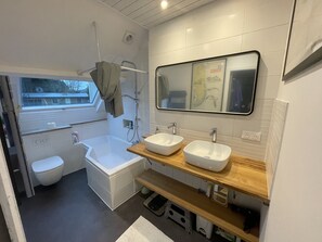 Baignoire, séchoir à cheveux, serviettes fournies, papier de toilette