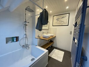 Baignoire, séchoir à cheveux, serviettes fournies, papier de toilette