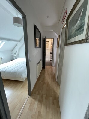 3 Schlafzimmer, Schreibtisch, Bügeleisen/Bügelbrett, Reisekinderbett