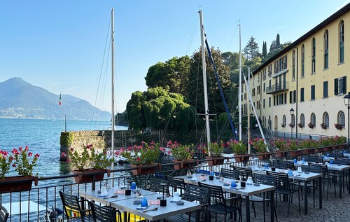 "Casa Azalea" - Lake Como view - garden and private parking - free WiFi