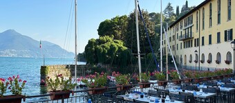 "Casa Azalea" - Lake Como view - garden and private parking - free WiFi