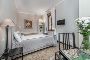 2 chambres, bureau, fer et planche à repasser, lit parapluie