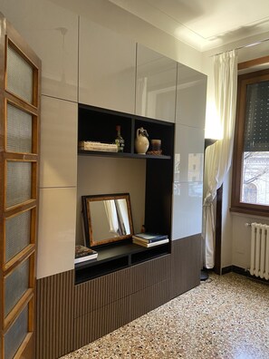 Interior - Authentic roman Trastevere apartment perfect for families sleeps 6 2 bathrooms (Roma)
