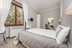 2 chambres, bureau, fer et planche à repasser, lit parapluie