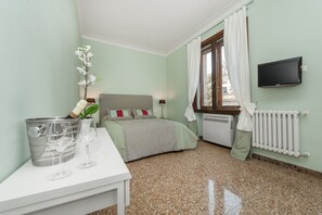 2 chambres, bureau, fer et planche à repasser, lit de bébé portatif