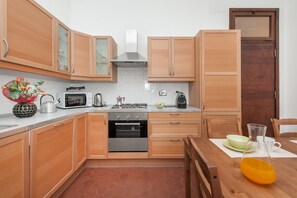 Fridge, microwave, oven, stovetop - Authentic roman Trastevere apartment perfect for families sleeps 6 2 bathrooms (Roma)