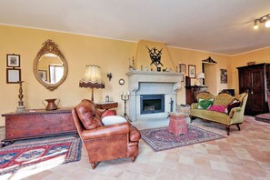 Televisie, een open haard en een stereo