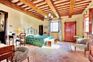 6 slaapkamers, een strijkplank/strijkijzer, wifi