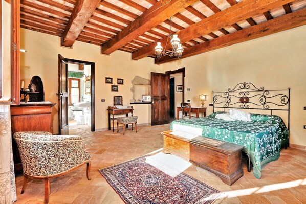 6 bedrooms, iron/ironing board, WiFi