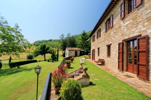 Elegantes Landhaus inmitten von Olivenbäumen mit eigenem Pool