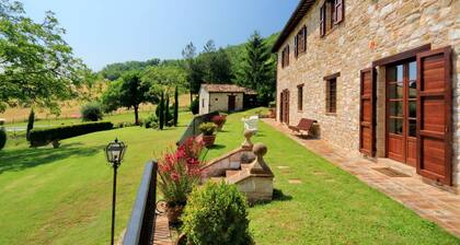 Elegantes Landhaus inmitten von Olivenbäumen mit eigenem Pool