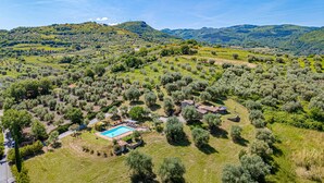 An aerial view of a countryside property with olive groves, a swimming pool, and a few buildings. - Montebendico 6, Emma Villas (Montegiovi - Castel del Piano (Grosseto))