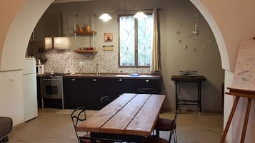 Geladeira, micro-ondas, fogĂŁo, cooktop