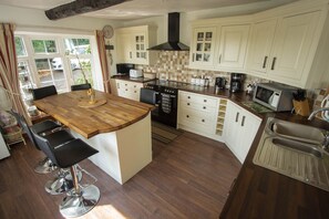 Fridge, microwave, oven, stovetop - Historic detached cottage, on the banks of the River Severn Nr Upton & Malvern (Worcestershire)