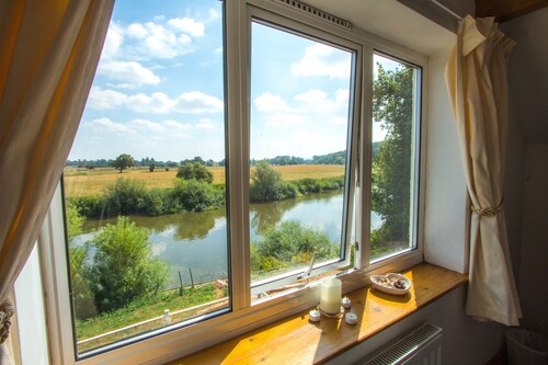 Historic detached cottage, on the banks of the River Severn Nr Upton & Malvern