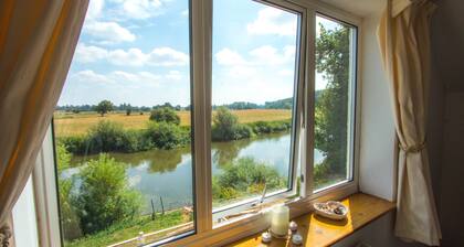 Historisches freistehendes Landhaus, am Ufer des Flusses Severn Nr Upton & Malvern