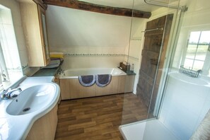 Bathtub, hair dryer, towels, soap - Historic detached cottage, on the banks of the River Severn Nr Upton & Malvern (Worcestershire)