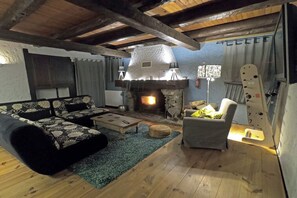 Smart TV, fireplace, DVD player, foosball - Spacious Beautiful House | Skiing, Cycling & Hiking | Superb Valley Views | (Gripp)