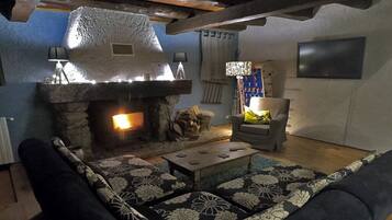 Smart-tv, een open haard, een dvd-speler en tafelvoetbal