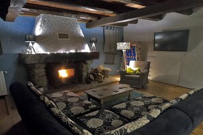 TV connectée, cheminée, lecteur de DVD, baby-foot