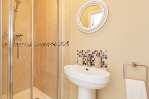 Combined shower/bathtub, hair dryer, towels, soap - Beautiful cottage in the heart of Staithes - with stunning views (Staithes)