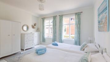 4 bedrooms, iron/ironing board, WiFi, bed sheets