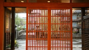 Un torii tradicional japonés con un sendero de piedra que lleva a un puente.