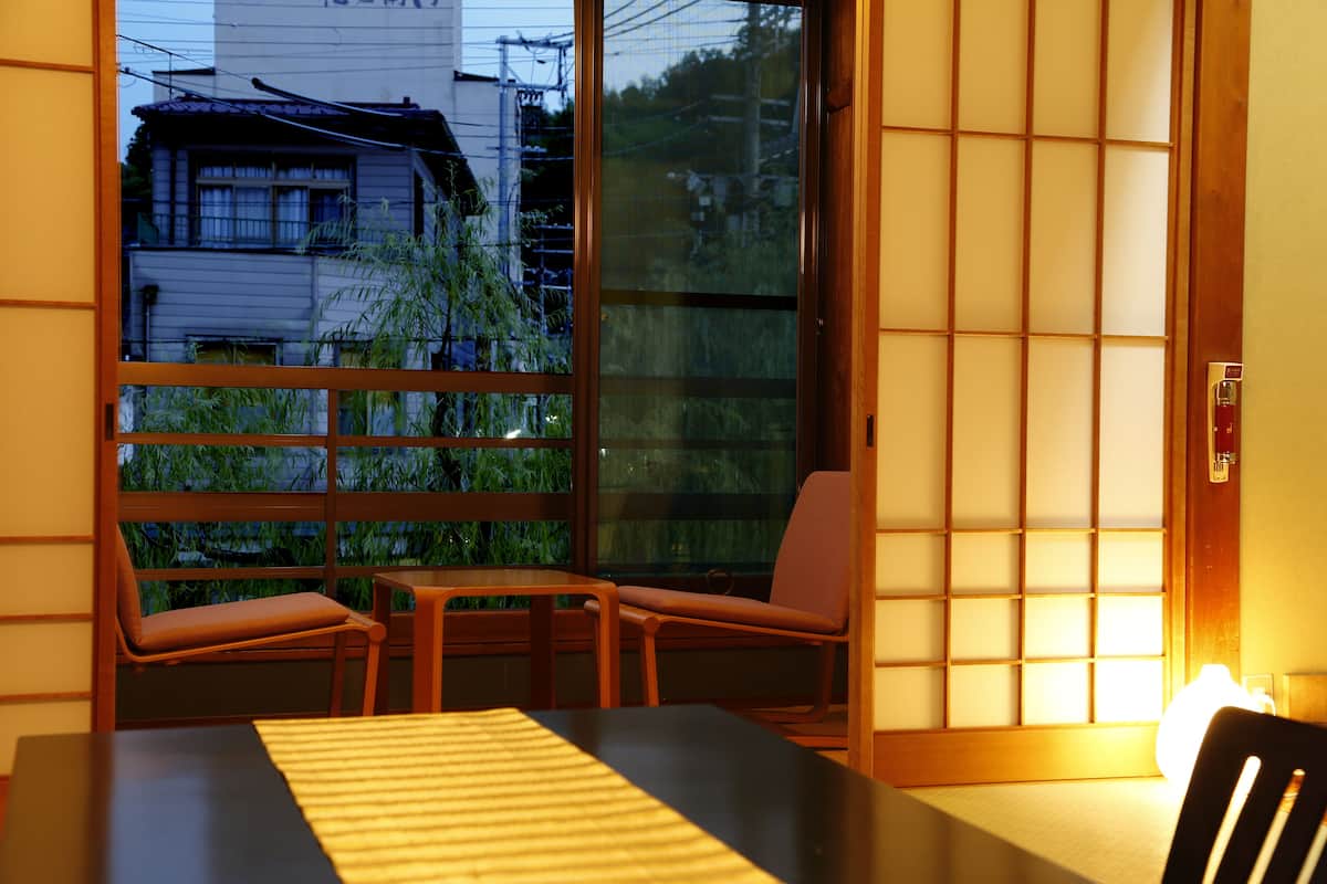 Traditionele kamer, gedeelde badkamer (Japanese Style) | Woonruimte | Een flatscreentelevisie