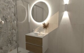 Douche, baignoire à remous, séchoir à cheveux, bidet