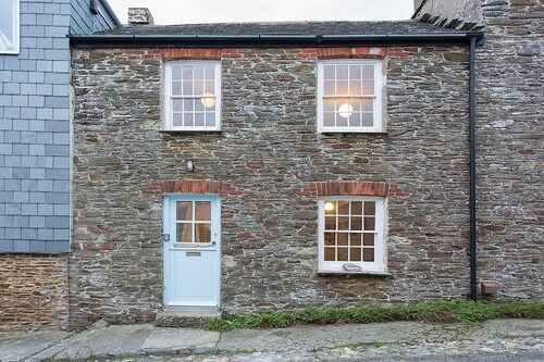 Old Fisherman's Cottage with Sun Deck Offering Sea Views of St Mawes Harbour