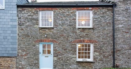 Old Fisherman's Cottage with Sun Deck Offering Sea Views of St Mawes Harbour
