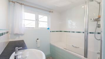 Ducha y bañera combinadas, secador de pelo, toallas y jabón