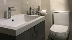 シャワー、ヘアドライヤー、タオル、トイレットペーパー