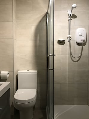 Ducha, secador de pelo, toallas, papel higiénico