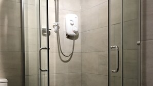 シャワー、ヘアドライヤー、タオル、トイレットペーパー