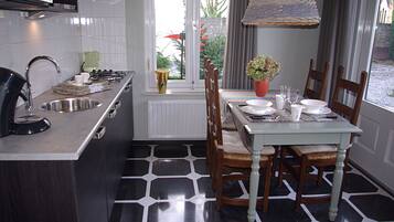 Frigorífic, microones, placa de cuina i cafetera i tetera