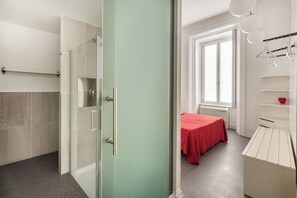 5 chambres, fer et planche à repasser, lit de bébé portatif, Wi-Fi