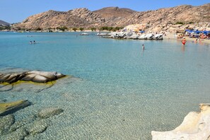 Nær stranden, solsenger og strandhåndklær