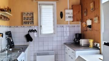 Réfrigérateur, micro-ondes, four, cafetiÚre/bouilloire