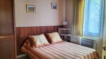 2 slaapkamers, een strijkplank/strijkijzer, reisbedje, gratis wifi